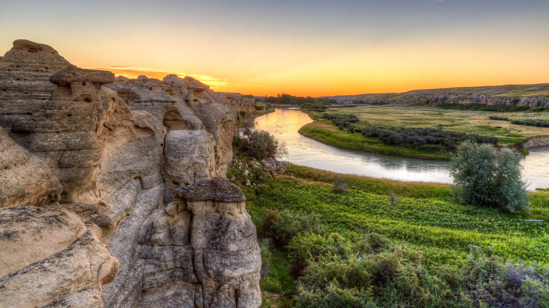 https://www.gluckstein.com/images/default-source/default-album/hoodoo-badlands-at-writing-on-stone-provincial-park-in-alberta-canada.tmb-cfthumb_l.webp?sfvrsn=81d6b45b_1